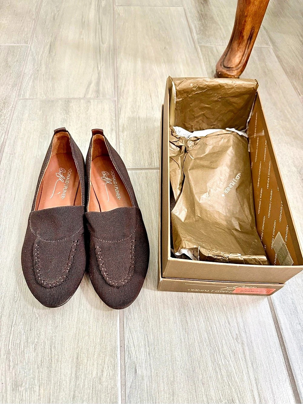 Like new Donald J Pliner Brown Flats